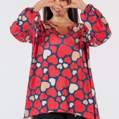 Túnica feminina com padrão de corações coloridos e mangas compridas.