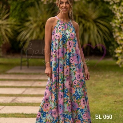 Vestido longo feminino floral colorido com alças finas ao ar livre