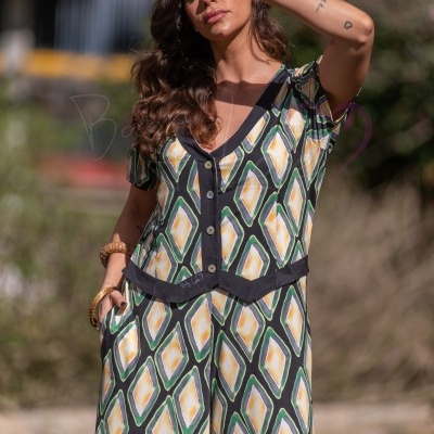 Macacão feminino estampado com padrão geométrico verdes, amarelos e pretos