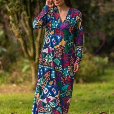 Vestido longo colorido com padrão geométrico e floral