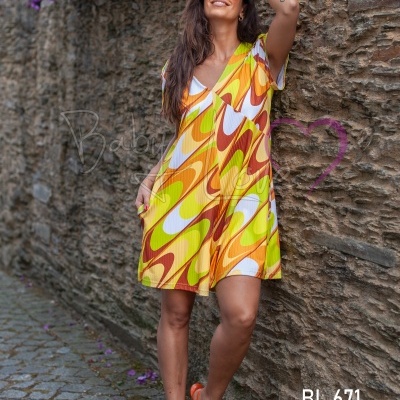 Vestido curto colorido em padrão ondulado com decote em V e mangas curtas