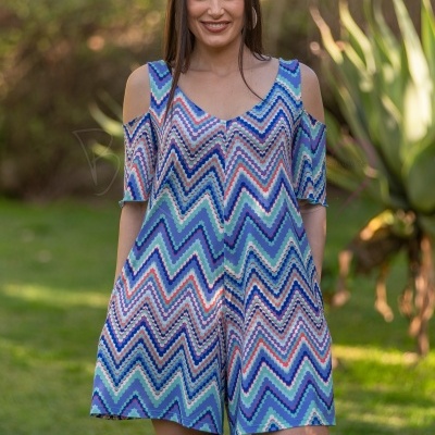Vestido curto a padrão zig zag colorido com cold shoulder em modelo feminino ao ar livre