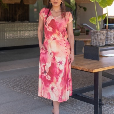 Vestido midi rosa com padrão floral e botões laterais