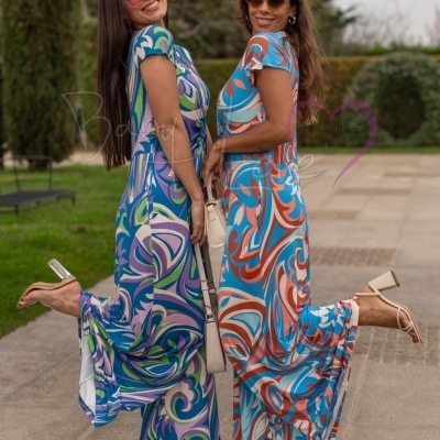 Duas mulheres com vestidos psicadélicos coloridos ao ar livre