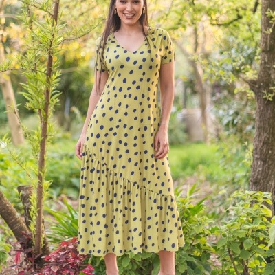 Vestido amarelo com bolas azuis e decote em V