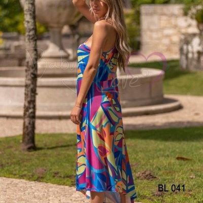 Vestido midi colorido com padrão abstrato em ambiente ao ar livre