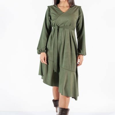 Mulher a usar vestido verde com cinto e botas castanhas com pêlo, fundo branco