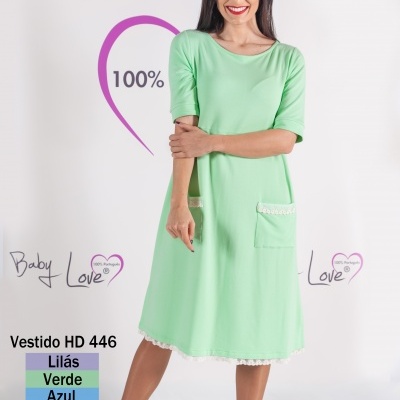 Mulher veste vestido verde claro com bolsos e renda, em estúdio branco com texto promocional ao fundo