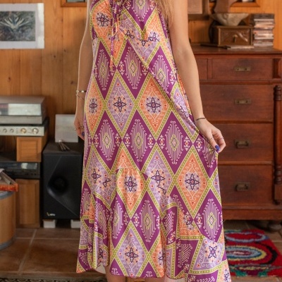 Vestido longo feminino com padrão geométrico colorido e alças amarelas