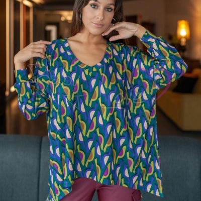 Blusa feminina colorida de manga comprida com padrão abstrato e decote em V
