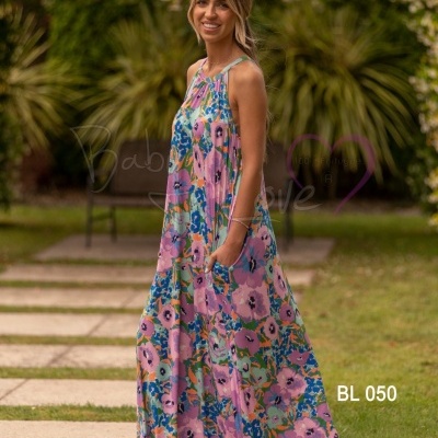 Vestido comprido feminino floral com alças finas em ambiente de jardim