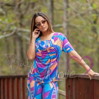 Conjunto de roupa colorido com padrão geométrico usado por mulher ao ar livre