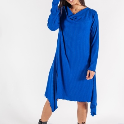 Vestido azul de malha com manga comprida e gola drapeada com botas pretas