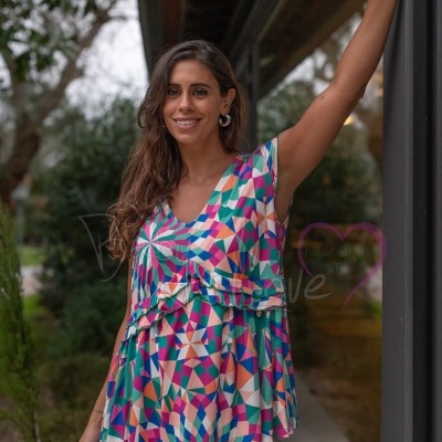 Mulher a usar blusa colorida geométrica e calções de ganga ao ar livre