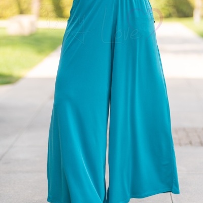 Pantalona azul turquesa com cós elástico usada ao ar livre