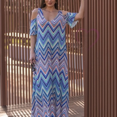 Vestido longo colorido com padrão zig-zag e ombros descobertos