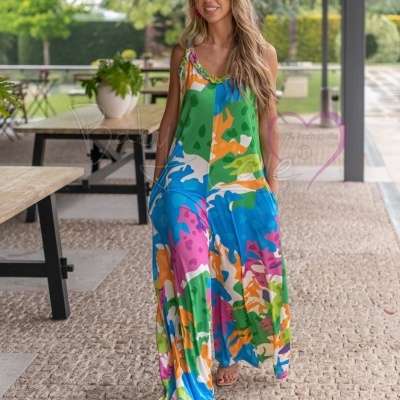 Macacão largo colorido com padrão abstrato usado por mulher em espaço exterior