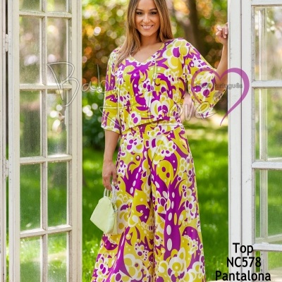 Conjunto feminino colorido com top e pantalona estampados em padrão abstrato amarelo, roxo e branco