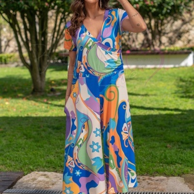 Vestido longo colorido com padrão abstrato usado por mulher ao ar livre