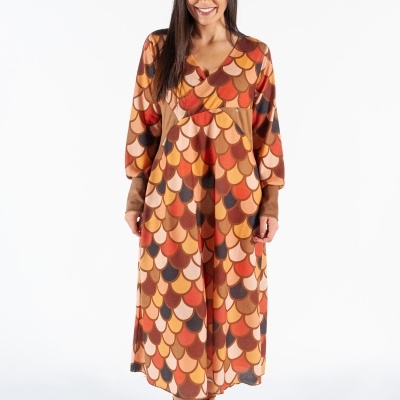 Vestido comprido com padrão escamas coloridas, chapéu castanho e botas castanhas