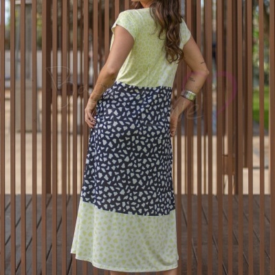 vestido comprido bicolor amarelado e azul escuro com padrões irregulares
