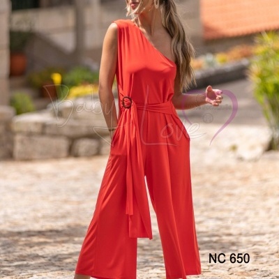 Macacão feminino laranja de alça única com cinto e perna larga