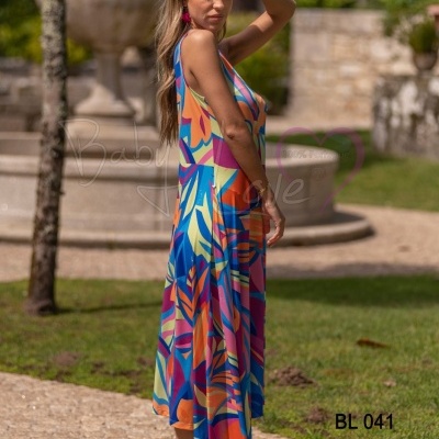 Vestido comprido colorido com padrão de folhas