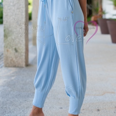 Calças compridas azul claro com cintura elástica e cordão
