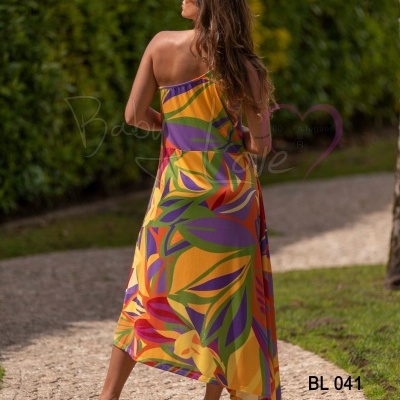 Vestido assimétrico colorido com padrão de folhas na mulher em ambiente exterior