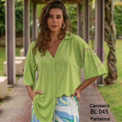Mulher com camisa verde e calças estampadas sob pérgula de madeira com texto de produtos