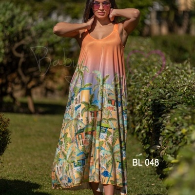 Vestido longo laranja com estampa de casas e palmeiras, usado ao ar livre