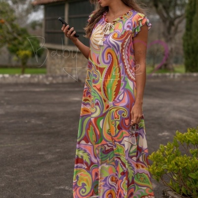 Vestido longo colorido com padrão abstrato em tecido leve e mangas curtas