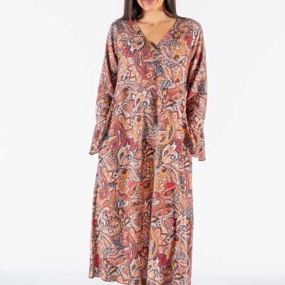 Vestido comprido com padrão floral e paisley em tons terra e botas castanhas.