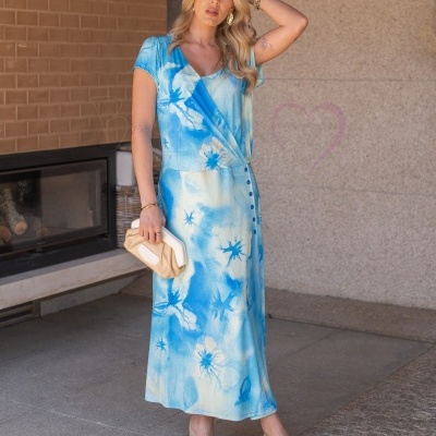 Vestido longo azul com estampado floral branco e azul claro com botões, sandálias de plataforma e mala bege e branca