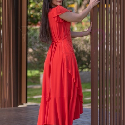 Mulher a usar vestido vermelho comprido com sandálias transparentes e óculos de sol em exterior