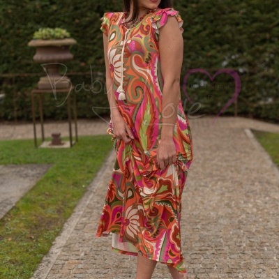 Vestido longo colorido com padrão abstrato e folhos nas mangas, usado ao ar livre