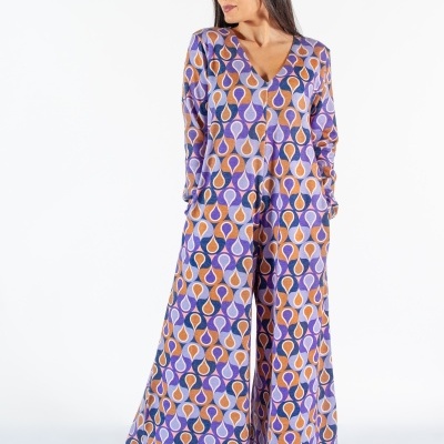 Macacão feminino com padrão geométrico em tons azuis, roxos e laranja