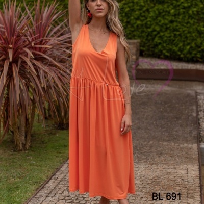 Vestido laranja midi sem mangas ao ar livre com sandálias laranja