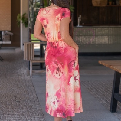 Vestido comprido feminino com padrão floral rosa e vermelho visto de trás