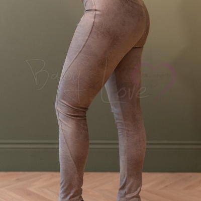 Leggings taupe textura camurça com cintura elástica e salto preto