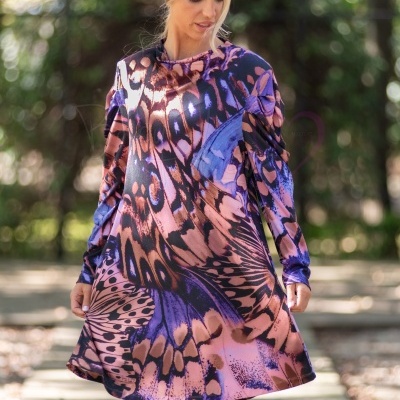 Vestido comprido padrão borboleta roxo e salmão com manga comprida
