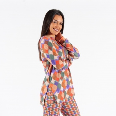 Conjunto de pijama feminino com padrão geométrico colorido em fundo branco.