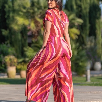 Macacão feminino colorido com padrão abstrato em ambiente exterior ao sol