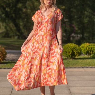 Vestido comprido fluido com padrão abstrato em tons de laranja, vermelho e branco, decote em V e mangas curtas tipo capa.