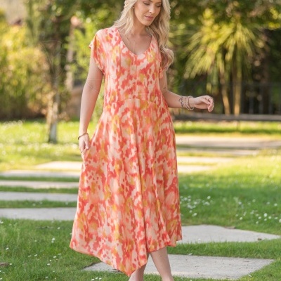 Vestido longo coral com padrão abstrato usado ao ar livre