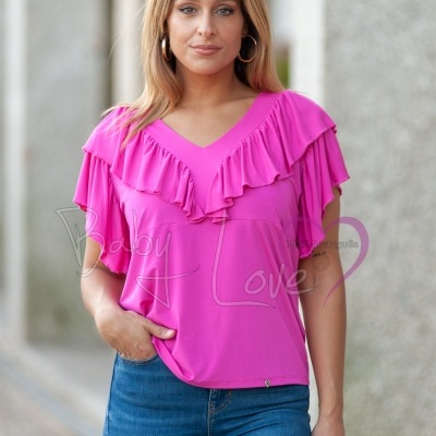 Blusa rosa com folhos e decote em V usada com jeans azul