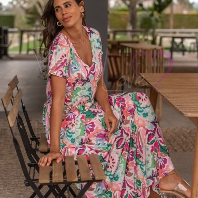 Vestido comprido colorido com padrão floral em tons de rosa, verde, lilás, azul e branco com decote e mangas curtas