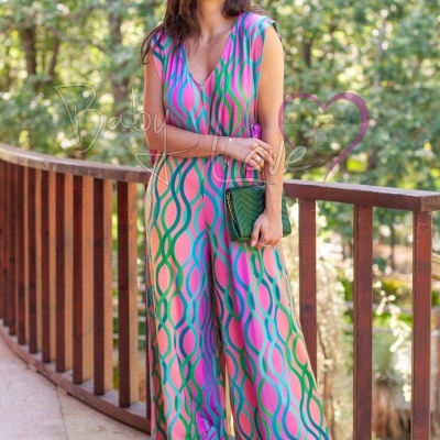 Macacão feminino colorido com padrão geométrico num cenário de varanda ao ar livre