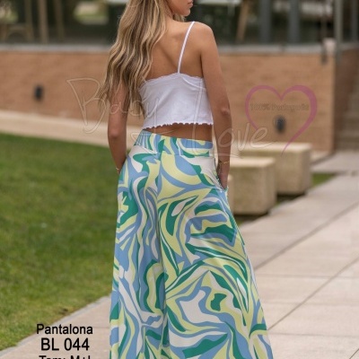 Calças largas coloridas com padrão abstracto e top branco de alças finas