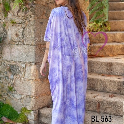 Vestido longo tie-dye lilás com ténis brancos em cenário exterior com escadas de pedra